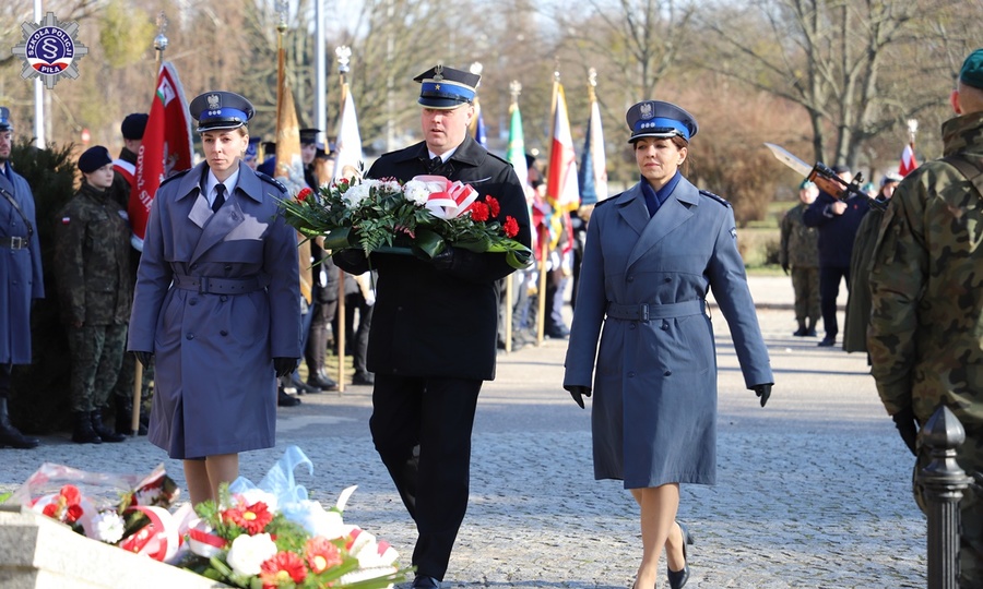 Delegacje Policji oraz Straży pożarnej podczas składania kwiatów pod pomnikiem.