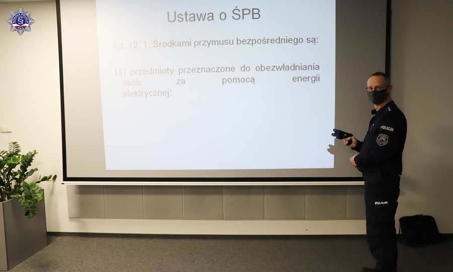 St. asp. Jarosław Tomczewski przed slajdem prezentacji multimedialnej „Ustawa o ŚPB” podczas zajęć fakultatywnych dla słuchaczy szkolenia zawodowego podstawowego