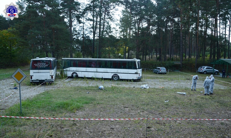 Zajęcia praktyczne prowadzone na wytyczonym sektorze strzelnicy garnizonowej. Policjanci wykonujący zadanie ubrani są w specjalistyczne kombinezony ochronne.