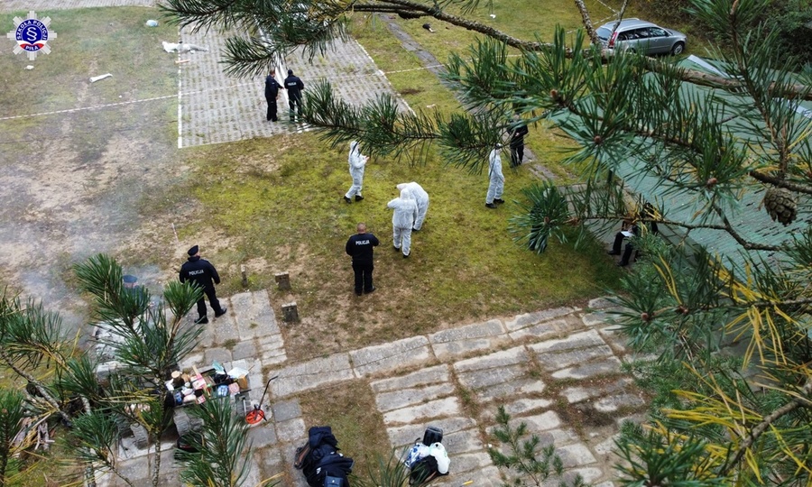 Ujęcie „z lotu ptaka” policjanci przystępują do czynności na miejscu zdarzenia.