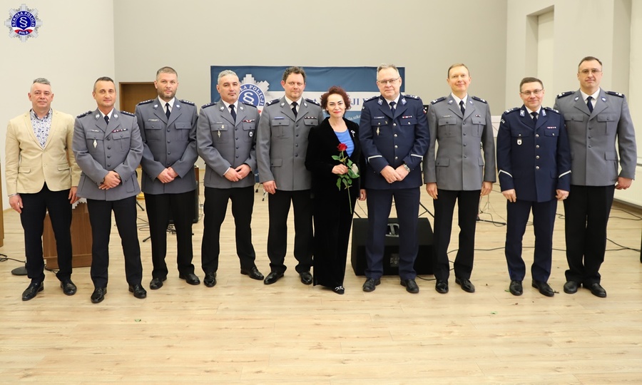 Pani Komendant Szkoły Policji w Pile z męską częścią kadry zarządzającej.