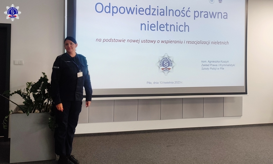 Podkom. Agnieszka Kuszyk – wykładowca Zakładu Prawa i Kryminalistyki Szkoły Policji w Pile przed slajdem tytułowym swojego wystąpienia pt. „Odpowiedzialność prawna nieletnich” w auli akademika Szkoły Policji w Pile.