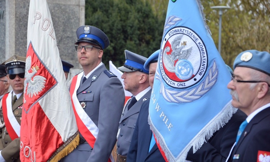 Poczet sztandarowy ze Szkoły Policji w Pile podczas obchodów Święta Narodowego Trzeciego Maja