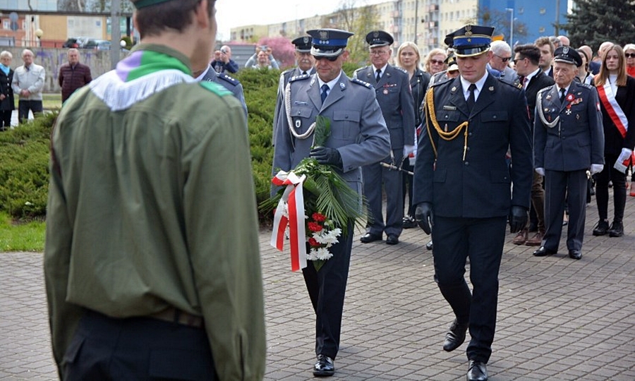 Zastępca Komendanta ds. dydaktycznych insp. Ryszard Jakubowski składający wiązankę kwiatów pod pomnikiem Stanisława Staszica w Pile z okazji Święta Narodowego Trzeciego Maja