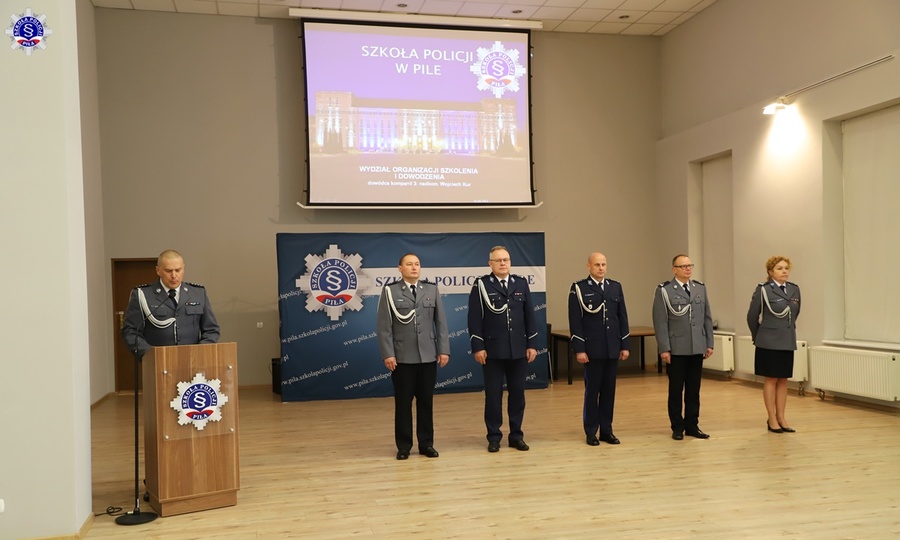 Kierownictwo Szkoły Policji w Pile podczas uroczystej inauguracji szkolenia zawodowego podstawowego na auli Szkoły.