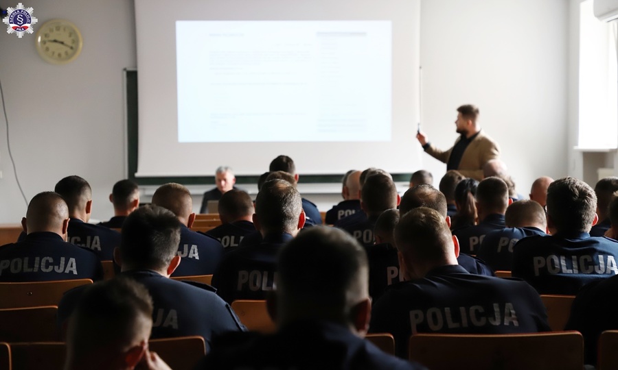 Widok z tyłu sali na biorących udział w szkoleniu słuchaczy Szkoły Policji w Pile