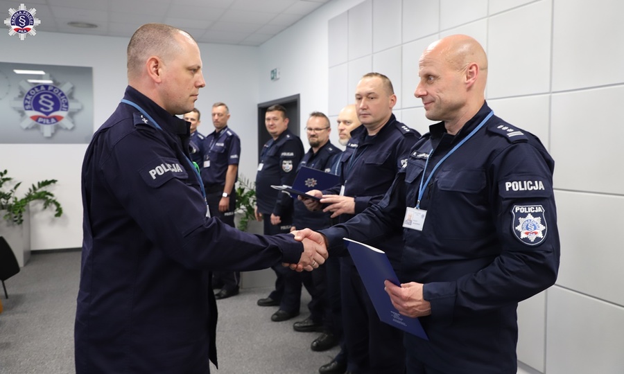 Insp. Ryszard Jakubowski – Zastępca Komendanta Szkoły Policji w Pile wręcza słuchaczom świadectwa ukończenia kursu i gratuluje jego ukończenia.