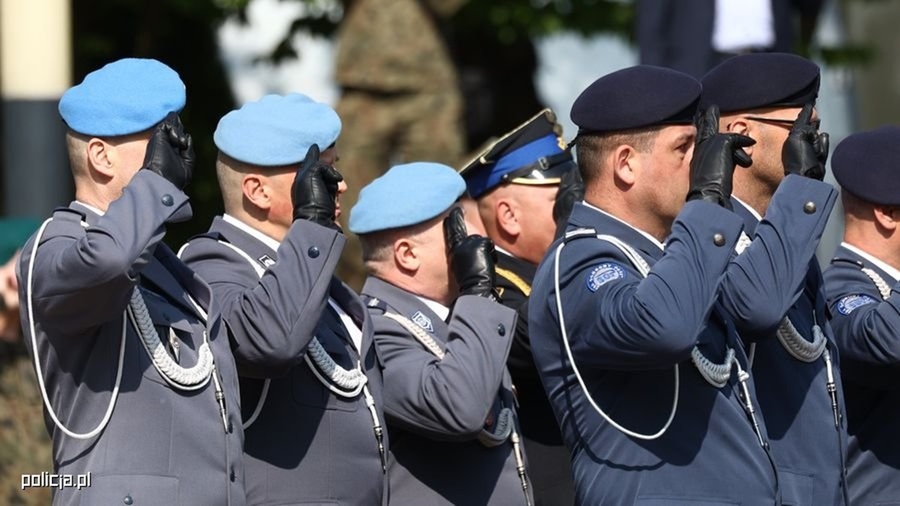 Funkcjonariusz Służby Ochrony Państwa, Policji i Państwowej Straży Pożarnej oddający honor podczas obchodów Dania Weterana Działań Poza Granicami Państwa.