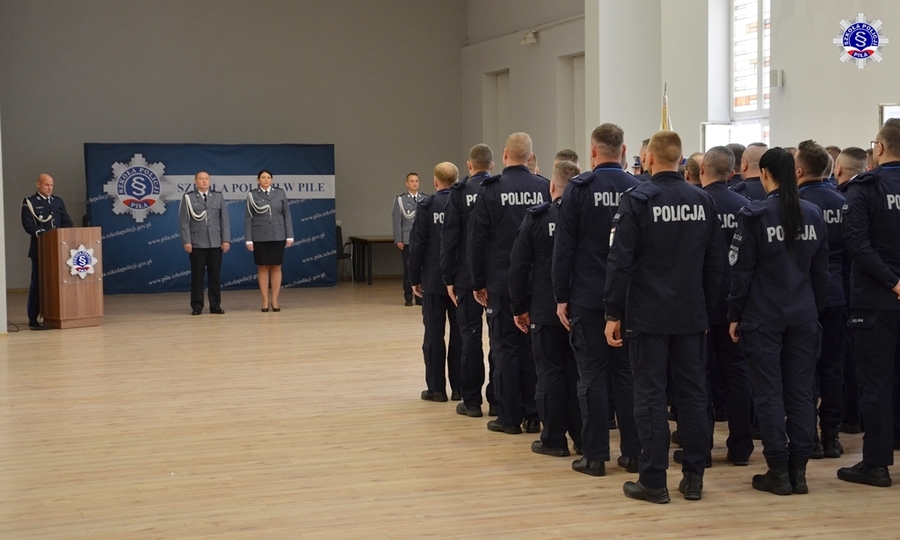 Przemówienie insp. Ryszarda Jakubowskiego – Zastępcy Komendanta Szkoły Policji w Pile ds. dydaktycznych, podczas uroczystego rozpoczęcia kursu specjalistycznego dla policjantów Służby kryminalnej wykonujących czynności operacyjno-rozpoznawcze na auli Szkoły.