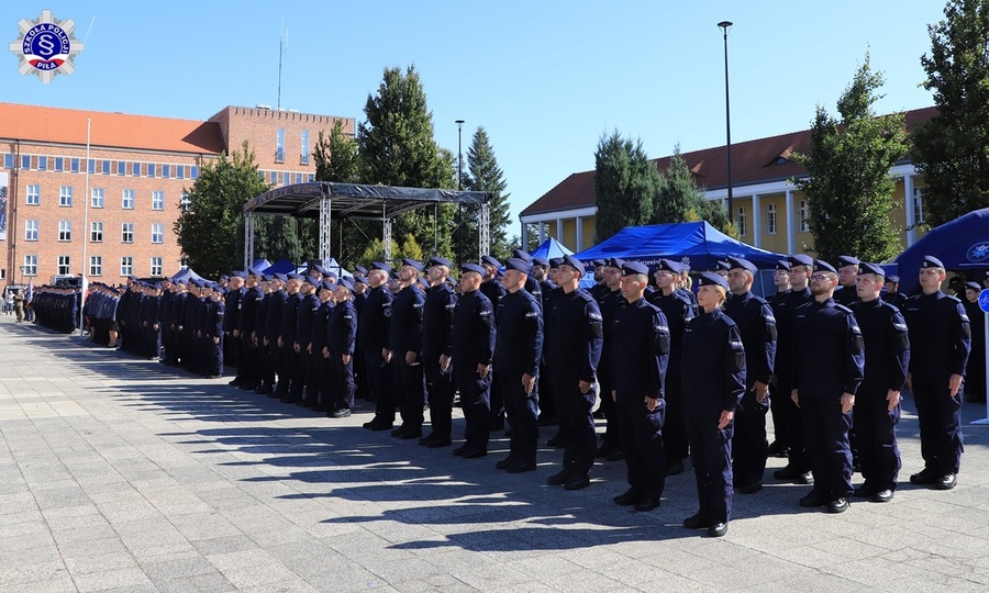 Pododdziały Policji na placu Staszica.