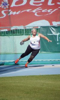 Małgorzata Krzyżan w trakcie wykonywania rzutu dyskiem.