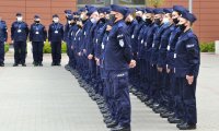 Umundurowani policjanci stojący w dwuszeregu na placu apelowym Szkoły Policji w Pile.