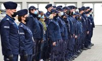 Umundurowani policjanci stojący w szyku.