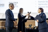 Komendant Szkoły Policji w Pile odbiera statuetkę dla laureata w plebiscycie Osobowość roku 2020.