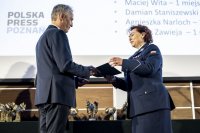 Komendant Szkoły Policji w Pile odbiera gratulacje i okolicznościowy adres dla laureata w plebiscycie Osobowość roku 2020