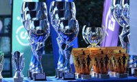 Puchary dla zwycięzców, stojące na stole.