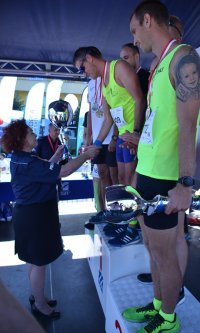 Komendant Szkoły Policji w Pile składa gratulacje zwycięzcy biegu.