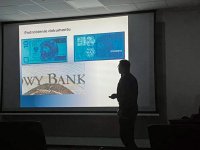 mł. insp. Leszek Koźmiński w trakcie prezentacji dotyczącej podrabiania dokumentów.