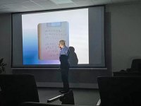 mł. insp Leszek Koźmiński w trakcie prezentacji dotyczącej podrabiania dokumentów.