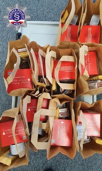 Podarunki w papierowych torebkach w zamian za oddaną krew