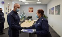 Komendant Szkoły Policji w Pile wręcza składa gratulacje oraz wręcza akt mianowania na wyższe stanowisko służbowe umundurowanemu policjantowi.