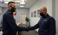 Zastępca Komendanta Szkoły Policji w Pile składa gratulacje umundurowanemu policjantowi.