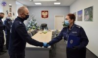Komendant Szkoły Policji w Pile wręcza składa gratulacje umundurowanemu policjantowi.