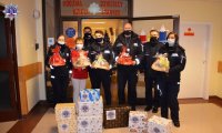 Przedstawiciele Szkoły Policji w Pile z upominkami na oddziale dziecięcym Szpitala Specjalistycznego w Pile.