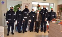 Przedstawiciele Szkoły Policji w Pile z upominkami w pilskim hospicjum.