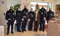 Przedstawiciele Szkoły Policji w Pile z upominkami w pilskim hospicjum.