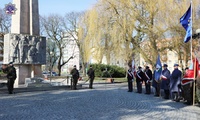 Przedstawiciele delegacji zgromadzeni pod pomnikiem.