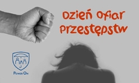 Plakat czarno biały z czerwonym napisem Dzień Ofiar Przestępstw oraz niebieskie logo Power ON.