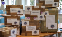 Kartonowe pudełka z zawartością darów od Szkoły Policji w Pile dla walczącej Ukrainy