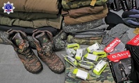 Poskładana odzież i obuwie zebrane w Szkole Policji w Pile dla Ukrainy.