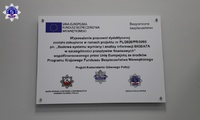 Szyld z informacją o źródłach sfinansowania nowej pracowni komputerowej w Szkole Policji w Pile