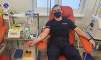 Umundurowany funkcjonariusz podczas oddawania krwi