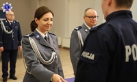 Pani Zastępca Komendanta Szkoły składa gratulacje umundurowanemu policjantowi.