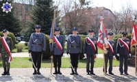 Poczet Sztandarowy Szkoły Policji w Pile w towarzystwie innych pocztów sztandarowych podczas uroczystości.