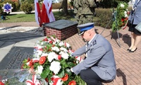 Zastępca Komendanta Szkoły Policji w Pile składa okolicznościowy wieniec pod pomnikiem.