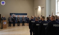 Kierownictwo Szkoły Policji w Pile i słuchacze podczas uroczystego rozpoczęcia kursu specjalistycznego dla policjantów wykonujących czynności operacyjno-rozpoznawcze na auli Szkoły.