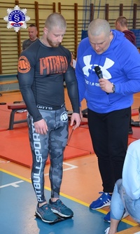 Mężczyzna podczas ważenia przed przystąpieniem do zawodów w wyciskaniu sztangi.