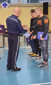 Wręczenie nagród dla najlepszych 3 mężczyzn podczas zawodów w wyciskaniu sztangi przez Zastępcę Komendanta Szkoły Policji w Pile.