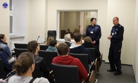 Siedzący goście podczas wykładu z funkcjonariuszami Szkoły
