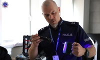 Funkcjonariusz prezentujący techniki kryminalistyczne