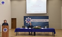 Komendant Szkoły Policji w Pile wita przybyłych gości
