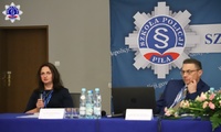Kobieta i mężczyzna siedzący przy stole z laptopem