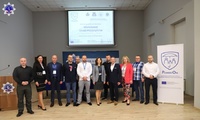 Elegancko ubrani ludzie stojący na tle prezentacji z tytułem konferencji