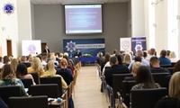 Uczestnicy konferencji siedzący na krzesłach podczas wykładu