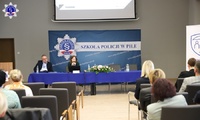 Kobieta i mężczyzna siedzący przy stole