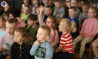 Zaciekawione spotkaniem z podkom. Magdaleną Pałys przedszkolaki